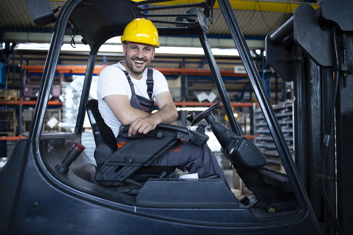 Dujo Service - Gabelstapler reparatur wartung -Mann bedient Gabelstapler